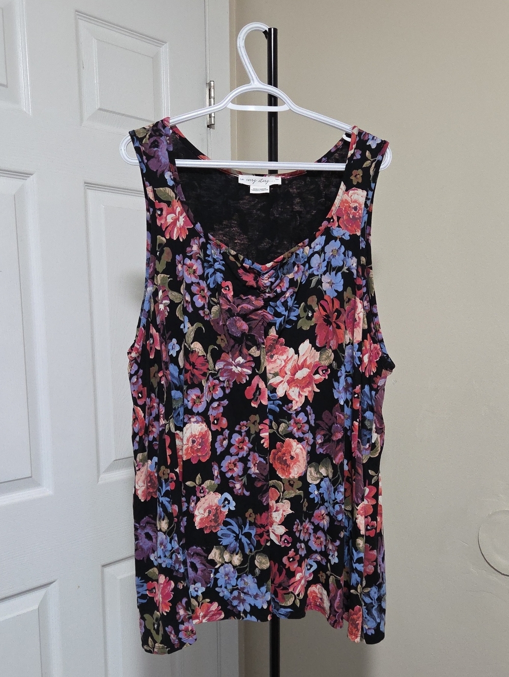 In Every Stary Plus Size Floral Cowl Neck Tank Top - Black Multi